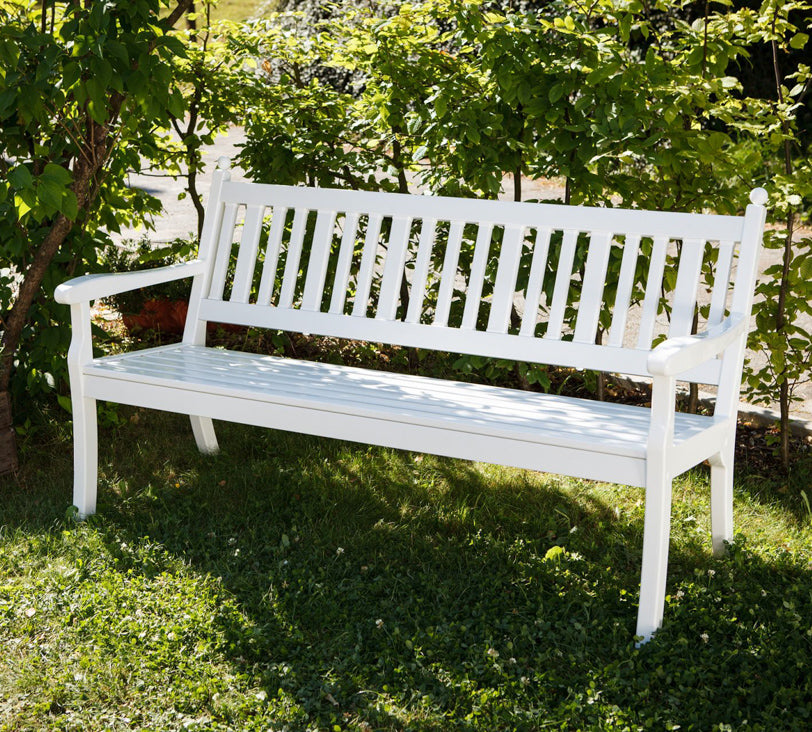 Weiße Bank "Hohenzollern" vor einer Hecke in Gartenlandschaft