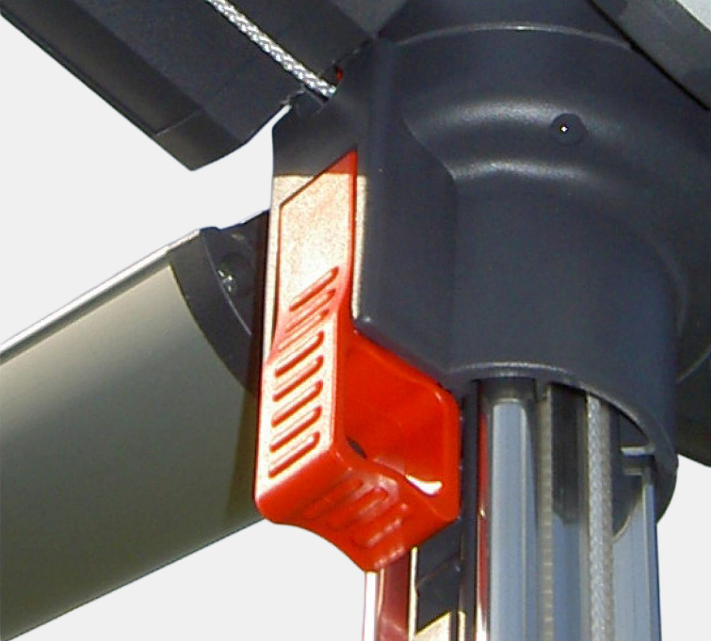 Nahaufnahme griff einer Duomatic Wäschespinne auf grauem Hintergrund