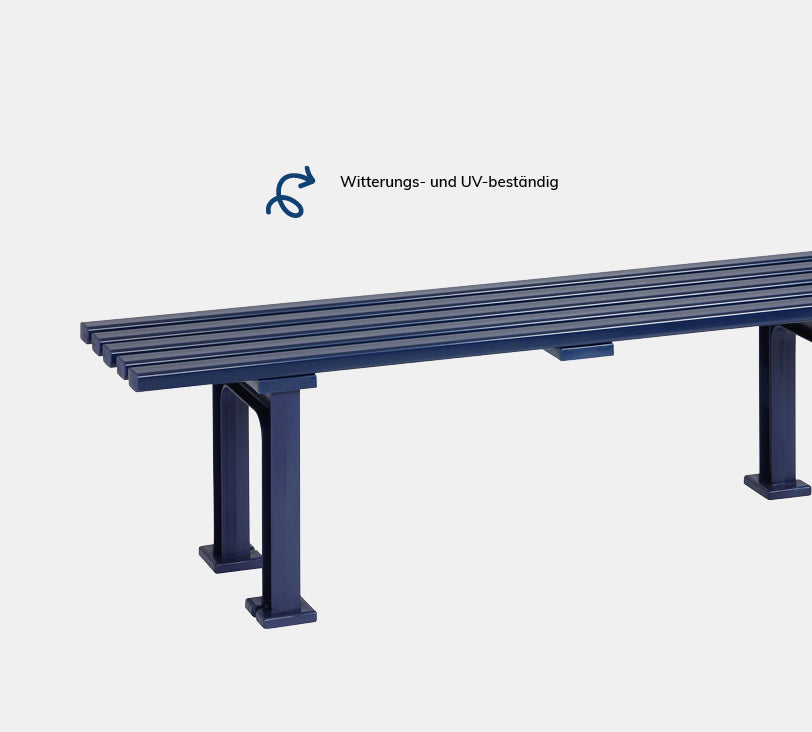 Mono 3 Sitzer – Bank aus hochwertigem Kunststoff in stahlblau ohne Rückenlehne, platziert auf einem neutralgrauen Hintergrund