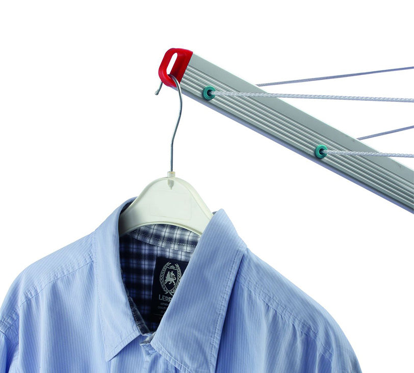 Detailansicht Wäschespinne Primera mit Kleiderbügel der an dem Arm der Wäschespinne hängt, auf weißen Hintergrund