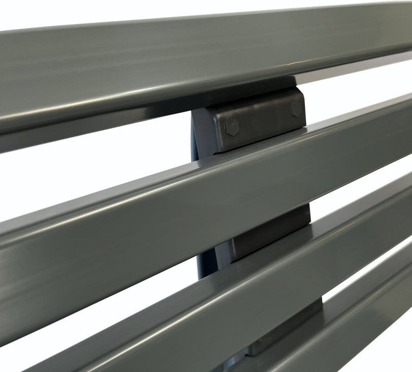 Detailansicht der Rückenlehne der uni graublauen Bank "Ibiza" auf weißem Hintergrund