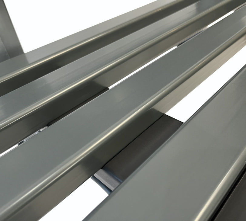 Detailansicht der Sitzfläche der uni graublauen Bank "Ibiza" auf weißem Hintergrund