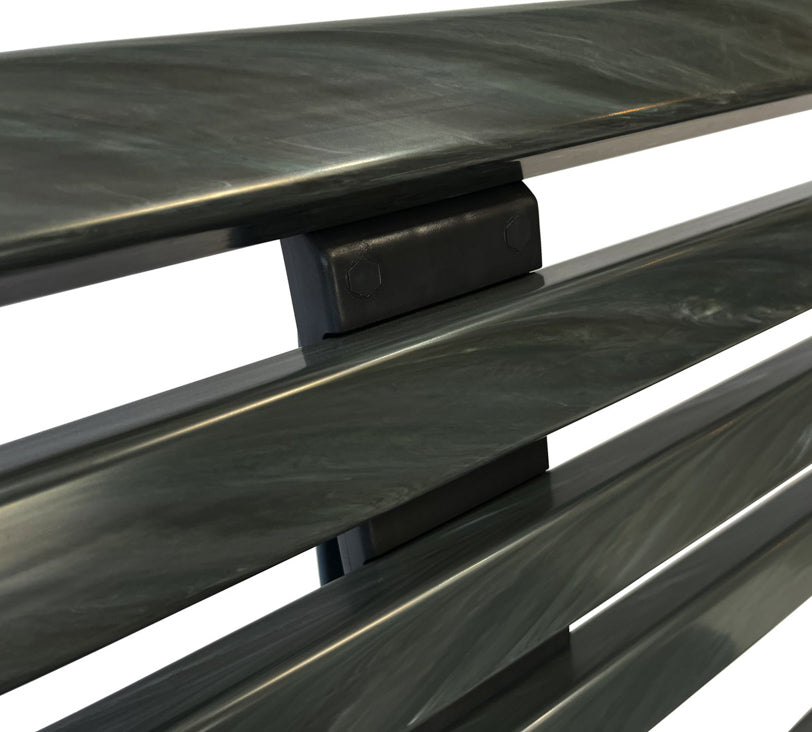 Detailansicht der Rückenlehne der graublau marmorierten Bank "Ibiza" auf weißem Hintergrund