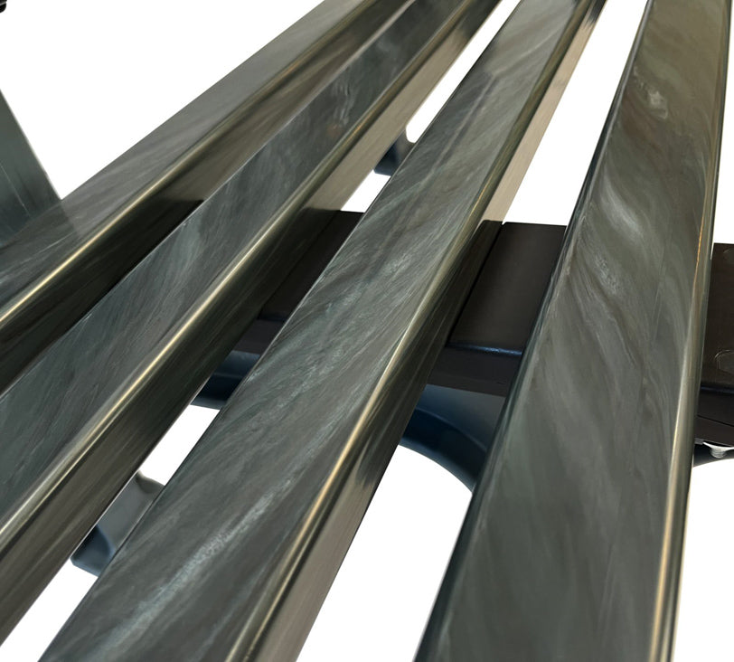 Detailansicht der Sitzfläche der graublau marmorierten Bank "Ibiza" auf weißem Hintergrund