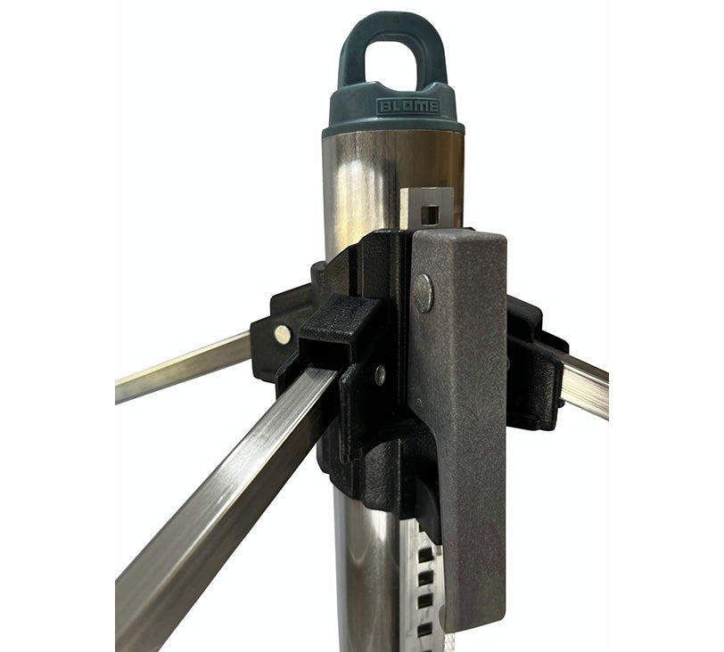 Detailaufnahme Idea recycling Spannmechanismuss weißem Hintergrund