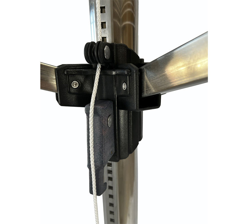 Detailaufnahme Idea recycling Spannmechanismuss mit Seil weißem Hintergrund