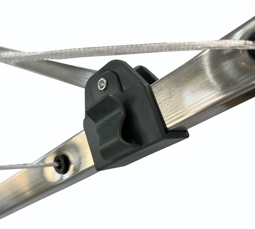 Detailaufnahme Idea recycling Wäschespinnen Arm auf weißem Hintergrund