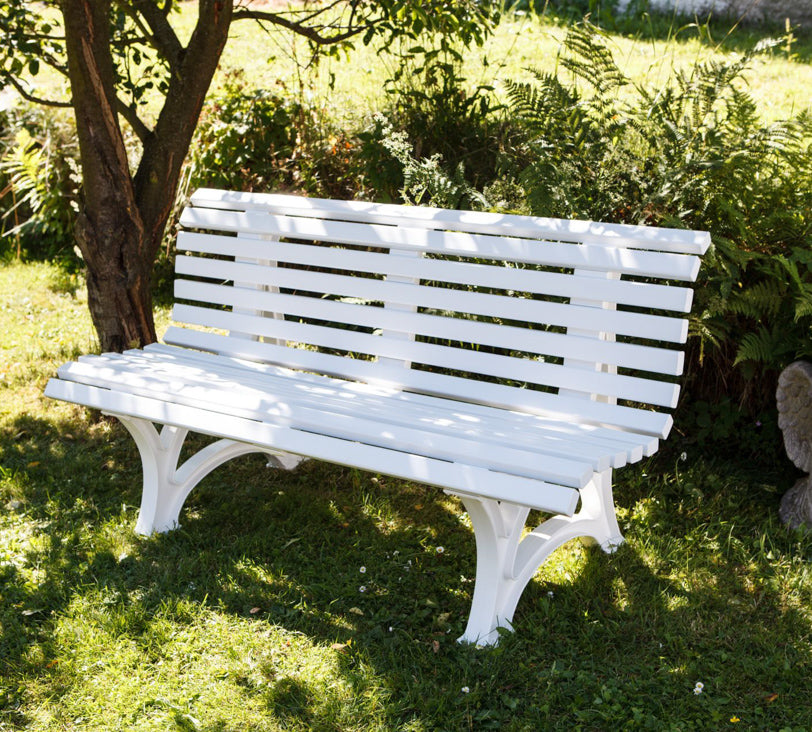 Weiße Bank "Helgoland" vor einer Hecke in Gartenlandschaft