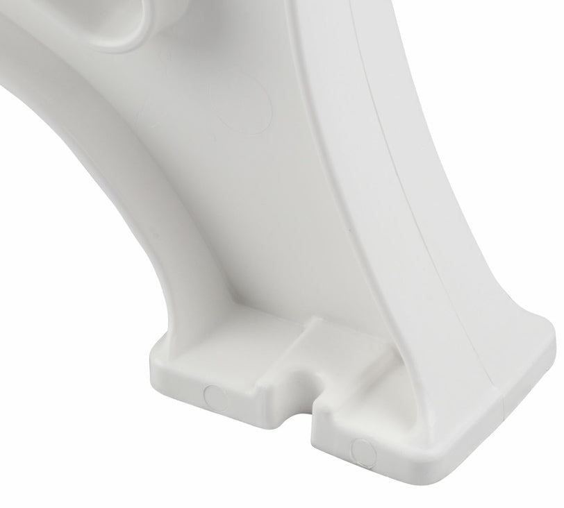 Detailansicht des Fußes der Bank "Helgoland" auf weißem Hintergrund