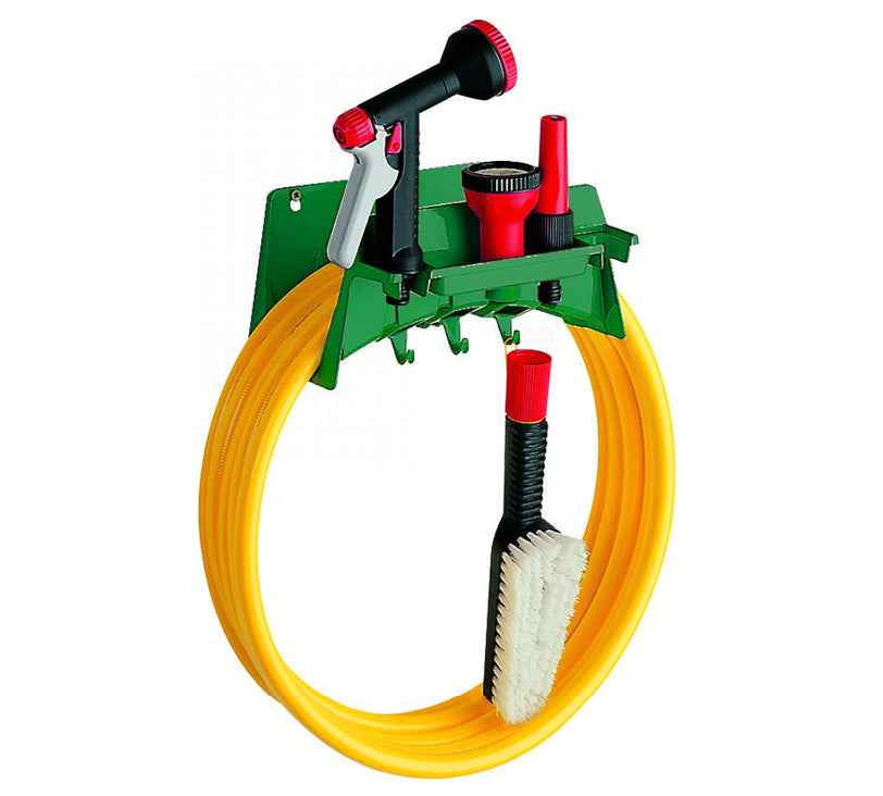 Multifunktionshalter mit Schlauch, verschiedenen Düsen und einem Bürste  auf neutralem Hintergrund