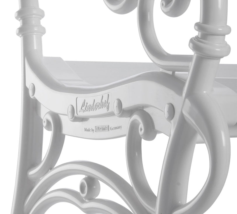 Detailansicht des weißen Stuhls "Linderhof" auf weißem Hintergrund