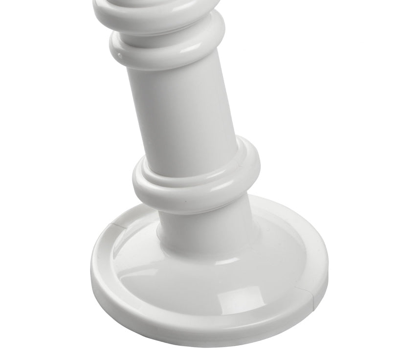 Detailansicht des Fußes des Stuhls  "Linderhof" auf weißem Hintergrund