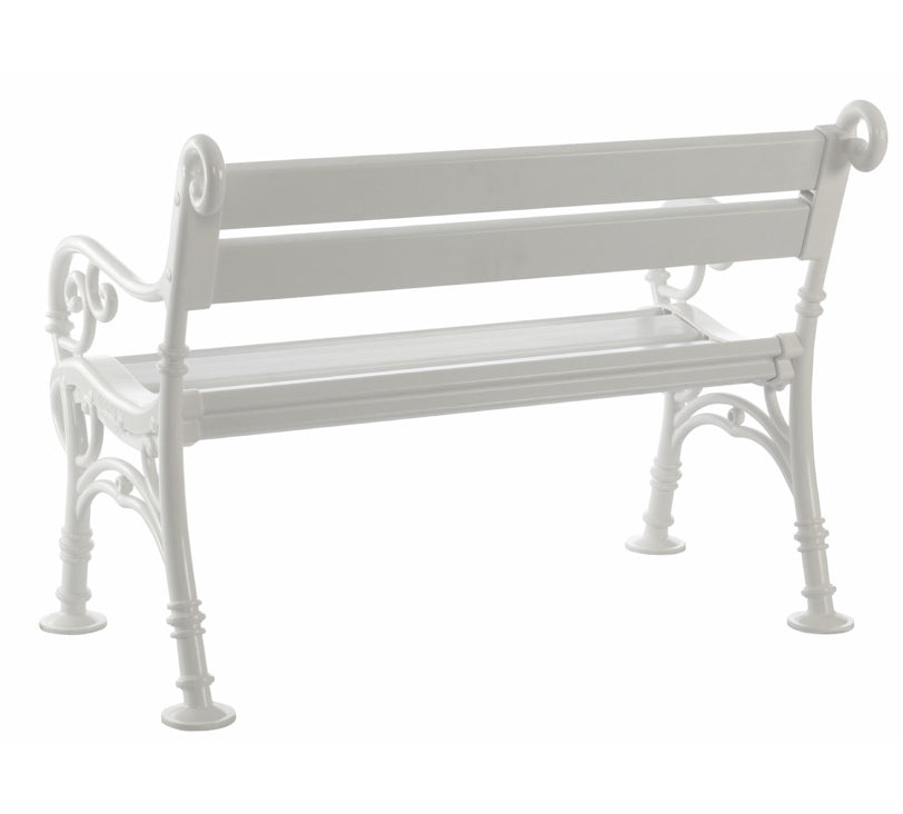 Rückansicht der weißen Bank "Linderhof" auf weißem Hintergrund
