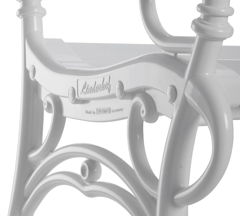 Detailansicht der weißen Bank "Linderhof" auf weißem Hintergrund