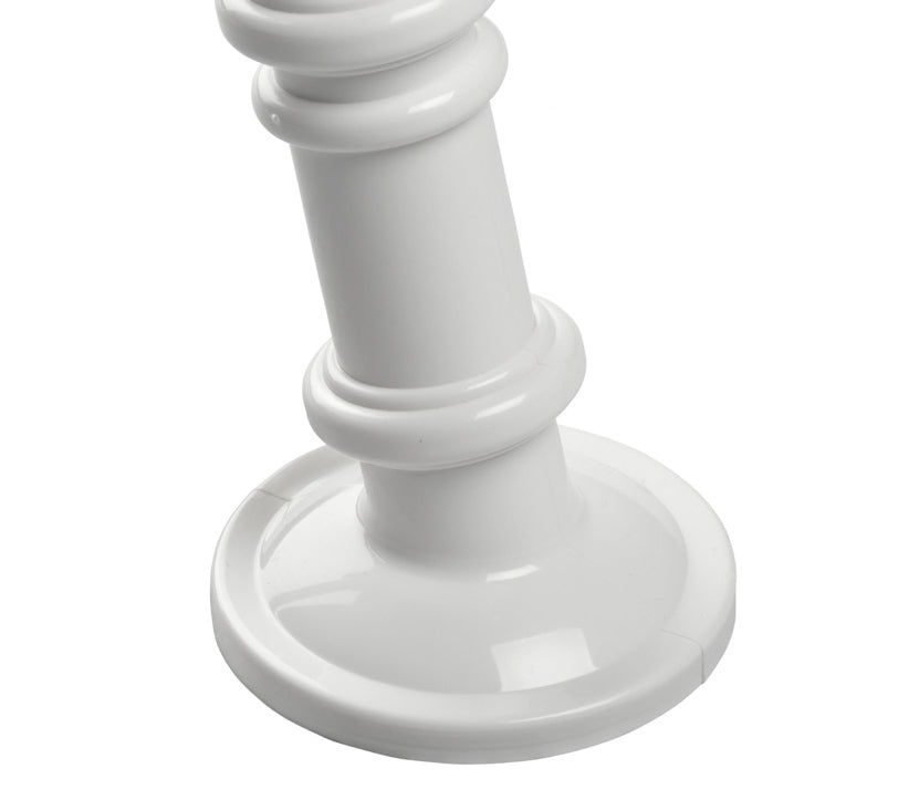 Detailansicht des Fußes der Bank "Linerhof" auf weißem Hintergrund