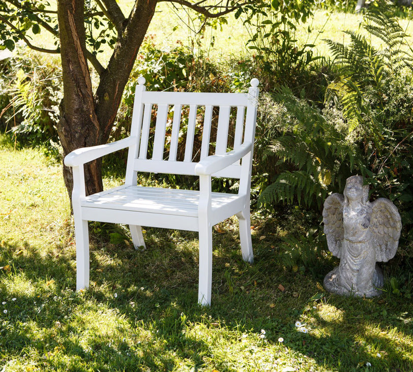 Weißer Stuhl "Hohenzollern" vor einer Hecke in Gartenlandschaft