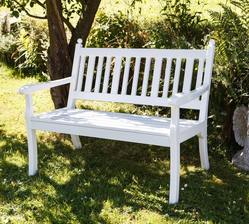 Weiße Bank "Hohenzollern" Zweisitzer vor einer Hecke in Gartenlandschaft