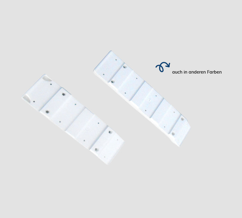 Ibiza Sitzlasche auf grauem Hintergrund 