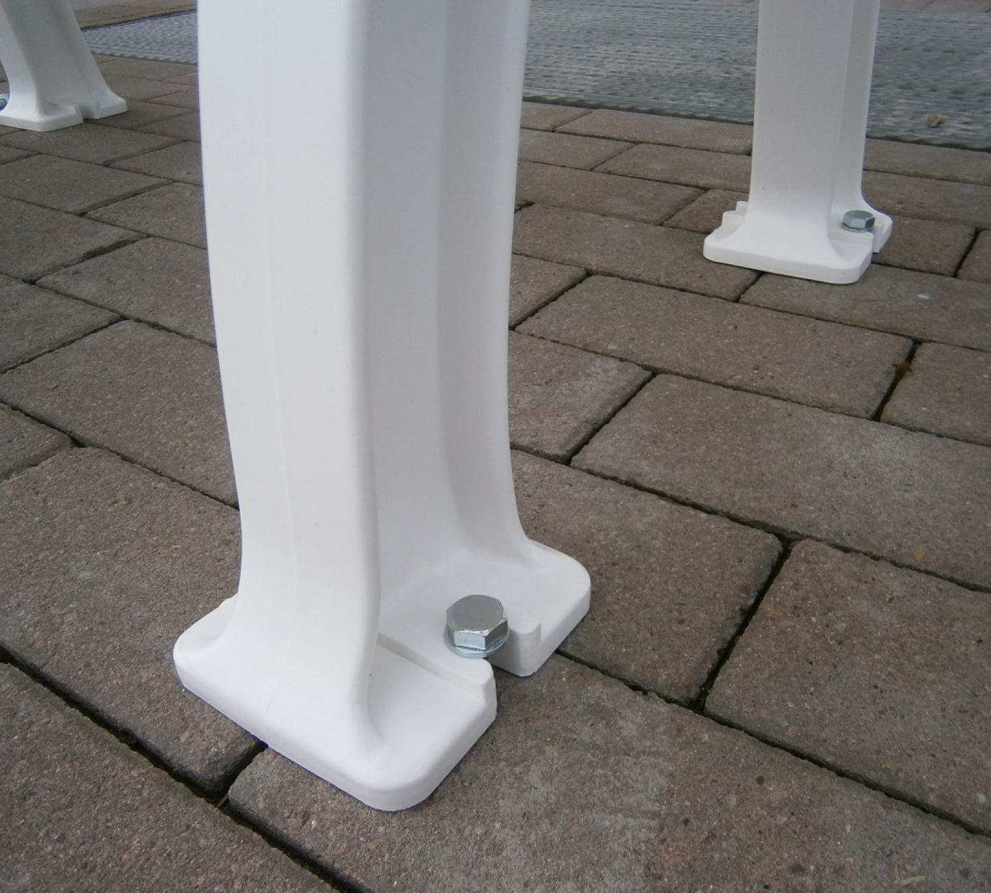 Nahaufnahme Blome Bank mit Befestigungsmaterial