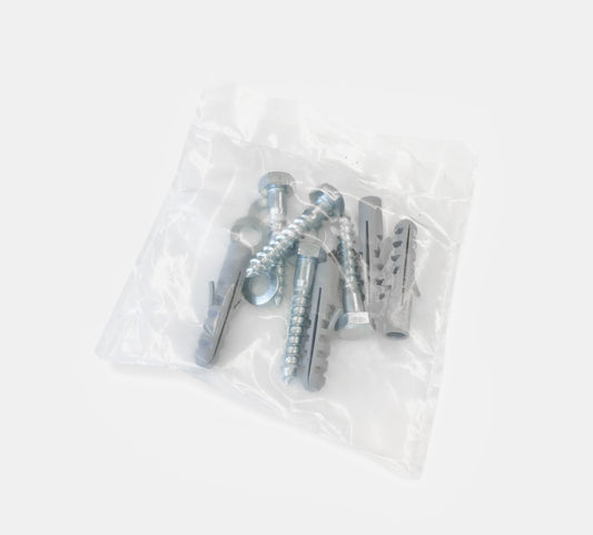 Beutel voll Schrauben und Dübel auf grauem Hintergrund