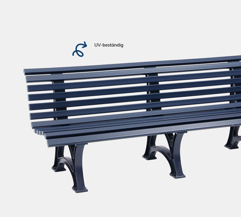 Borkum 4  Sitzer – Bank aus hochwertigem Kunststoff in stahlblau mit Rückenlehne, platziert auf einem neutralgrauen Hintergrund