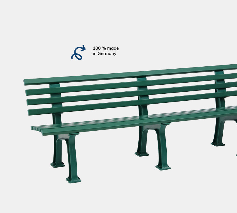 Juist 4 Sitzer – Bank aus hochwertigem Kunststoff in moosgrün mit Rückenlehne, platziert auf einem neutralgrauen Hintergrund