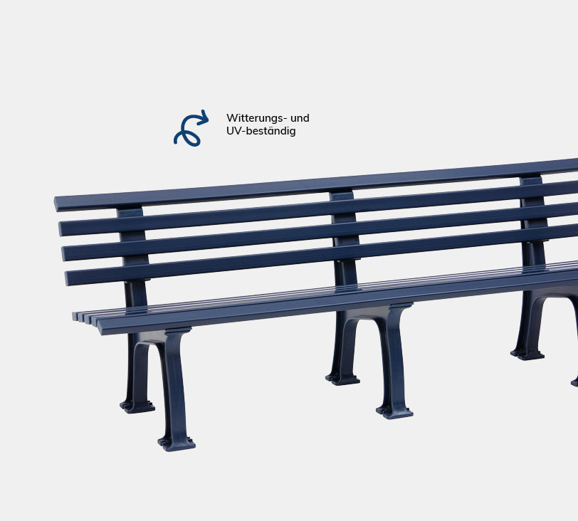 Juist 4 Sitzer – Bank aus hochwertigem Kunststoff in stahlblau mit Rückenlehne, platziert auf einem neutralgrauen Hintergrund