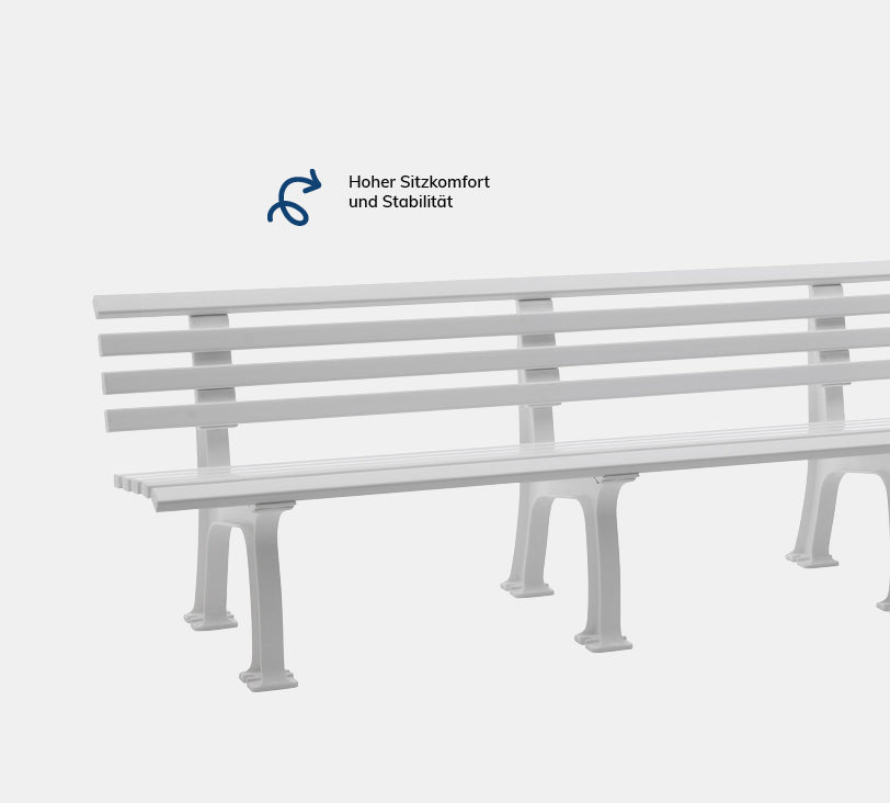 Juist 4 Sitzer – Bank aus hochwertigem Kunststoff in weiß mit Rückenlehne, platziert auf einem neutralgrauen Hintergrund