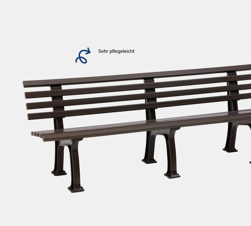 Juist 4 Sitzer – Bank aus hochwertigem Kunststoff in schkoladenbraun mit Rückenlehne, platziert auf einem neutralgrauen Hintergrund