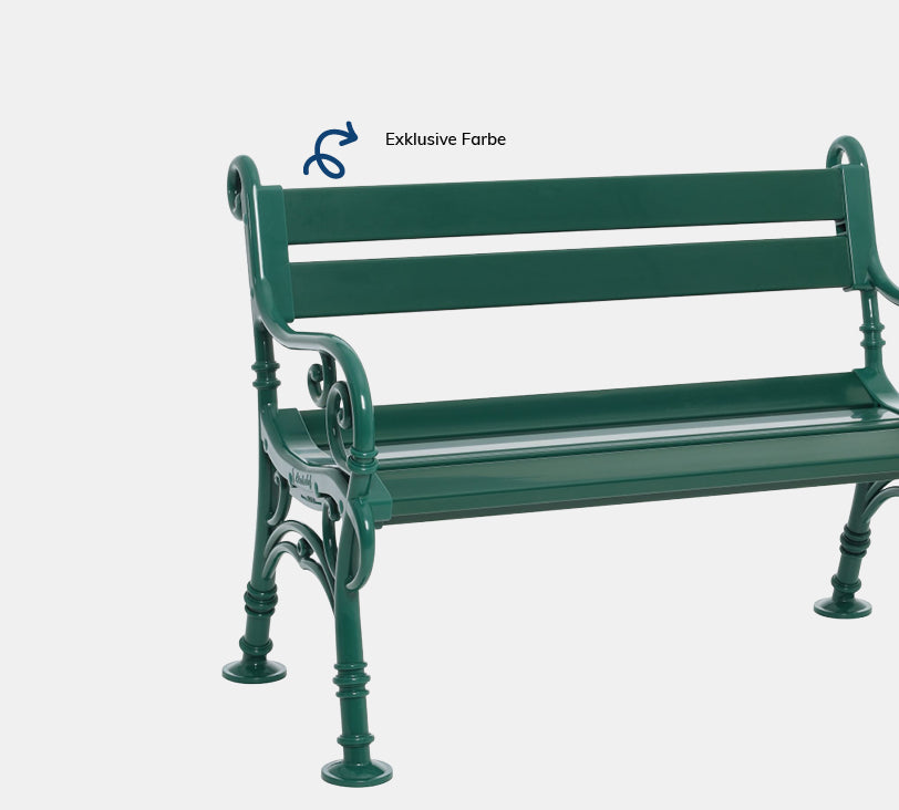 Linderhof  3 Sitzer – Bank aus hochwertigem Kunststoff in moosgrün mit Rückenlehne, platziert auf einem neutralgrauen Hintergrund