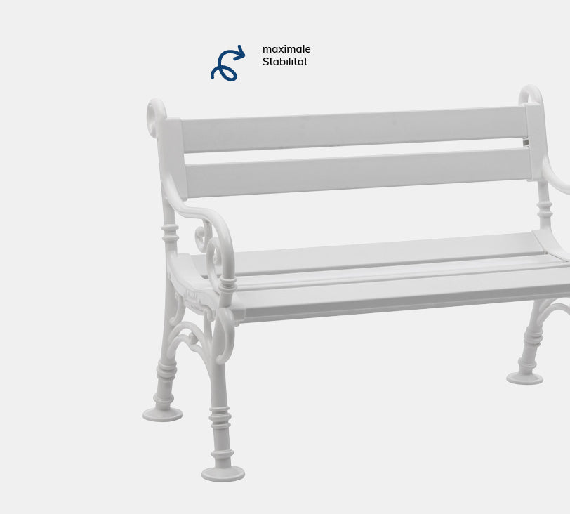 Linderhof  2 Sitzer – Bank aus hochwertigem Kunststoff in weiß mit Rückenlehne, platziert auf einem neutralgrauen Hintergrund