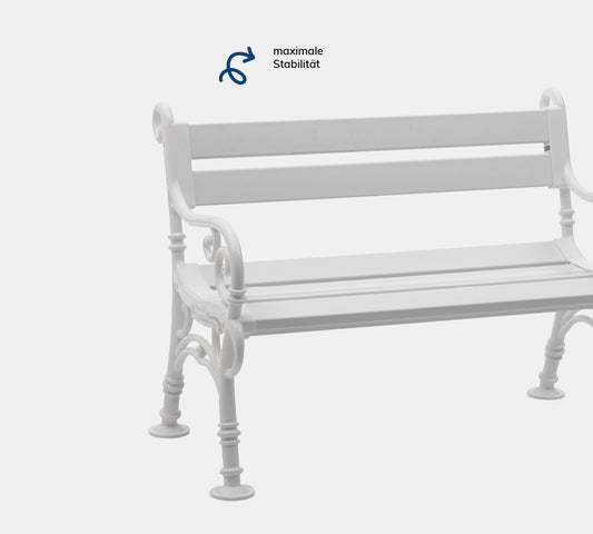 Linderhof  2 Sitzer – Bank aus hochwertigem Kunststoff in weiß mit Rückenlehne, platziert auf einem neutralgrauen Hintergrund