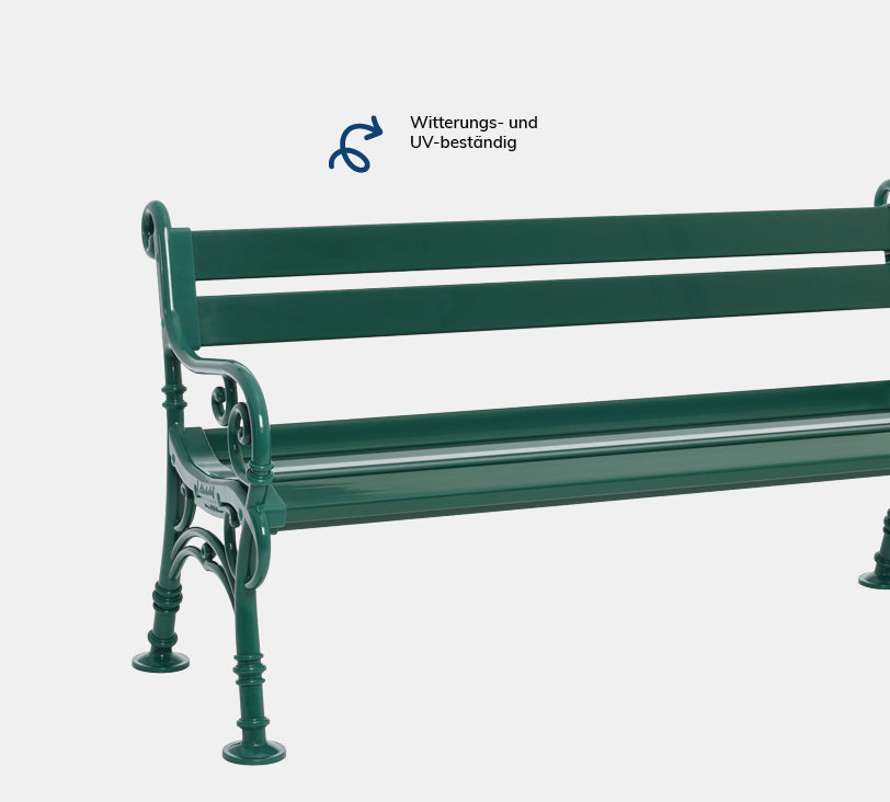 Linderhof  3 Sitzer – Bank aus hochwertigem Kunststoff in moosgrün mit Rückenlehne, platziert auf einem neutralgrauen Hintergrund