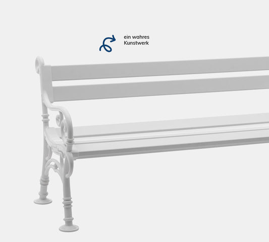 Linderhof– Bank aus hochwertigem Kunststoff in Weiß mit Rückenlehne, platziert auf einem grauen Hintergrund