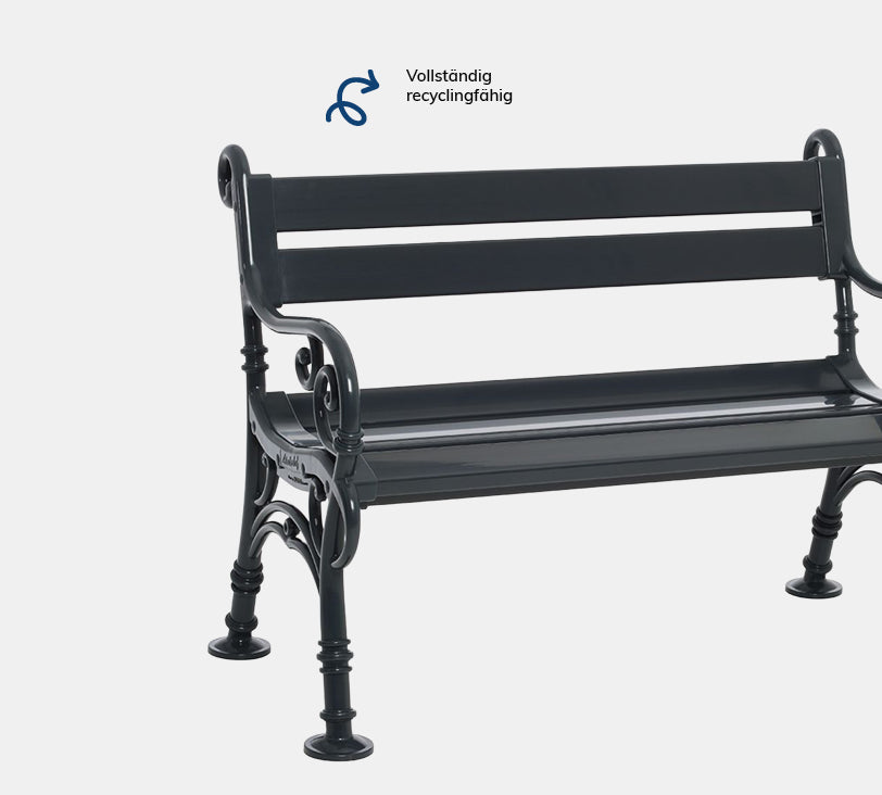 Linderhof 3 Sitzer – Bank aus hochwertigem Kunststoff in Anthrazit mit Rückenlehne, platziert auf einem neutralgrauen Hintergrund