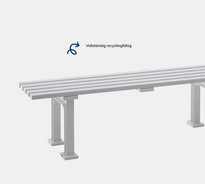 Mono 3 Sitzer – Bank aus hochwertigem Kunststoff in weiß ohne  Rückenlehne, platziert auf einem neutralgrauen Hintergrund