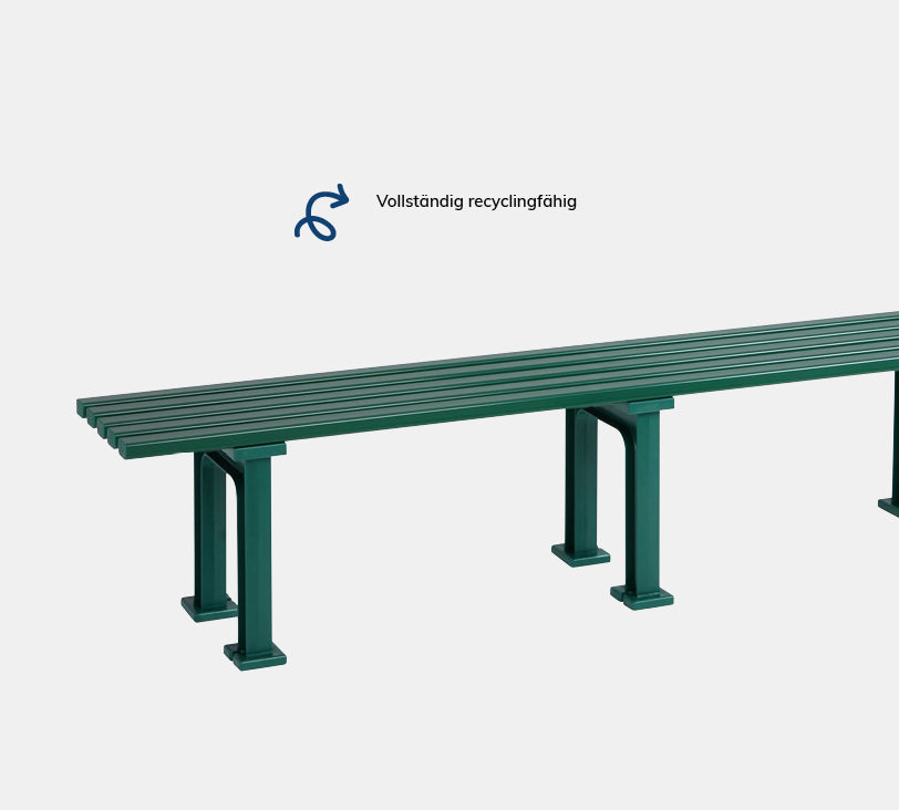 Mono 4 Sitzer – Bank aus hochwertigem Kunststoff in moosgrün ohne Rückenlehne, platziert auf einem neutralgrauen Hintergrund