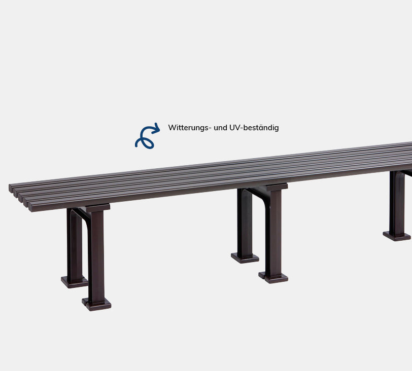Mono 4 Sitzer – Bank aus hochwertigem Kunststoff in schokoladenbraun ohne 
 Rückenlehne, platziert auf einem neutralgrauen Hintergrund