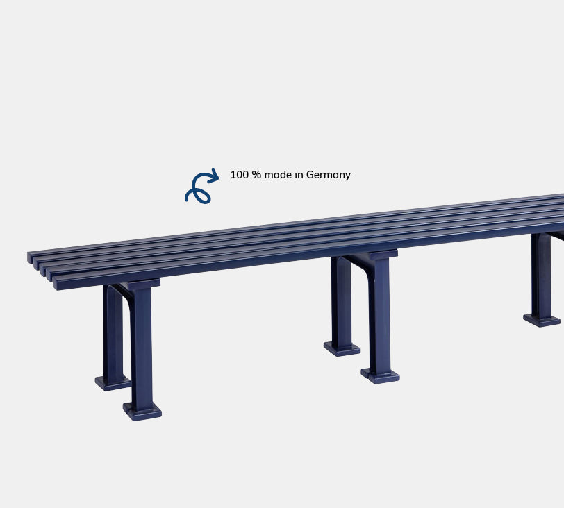 Mono 4 Sitzer – Bank aus hochwertigem Kunststoff in stahlblau ohne Rückenlehne, platziert auf einem neutralgrauen Hintergrund