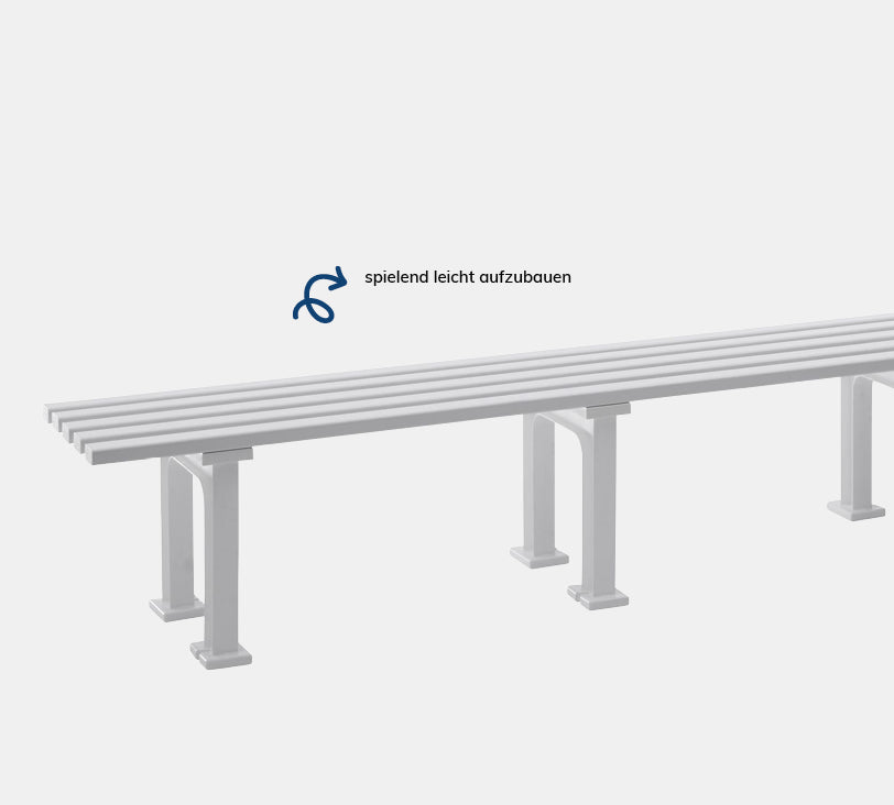 Mono 4 Sitzer – Bank aus hochwertigem Kunststoff in weiß ohne Rückenlehne, platziert auf einem neutralgrauen Hintergrund