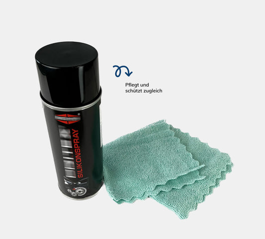 Pflegeset mit Lappen auf grauem Hintergrund