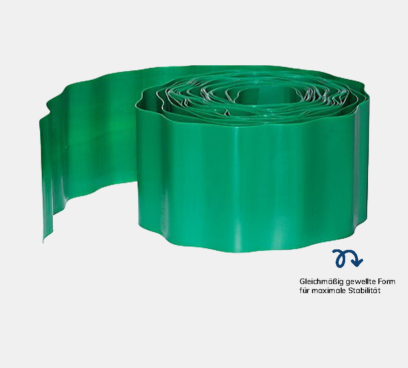 Rasenkante zusammengerollt in grün auf grauem Hintergrund