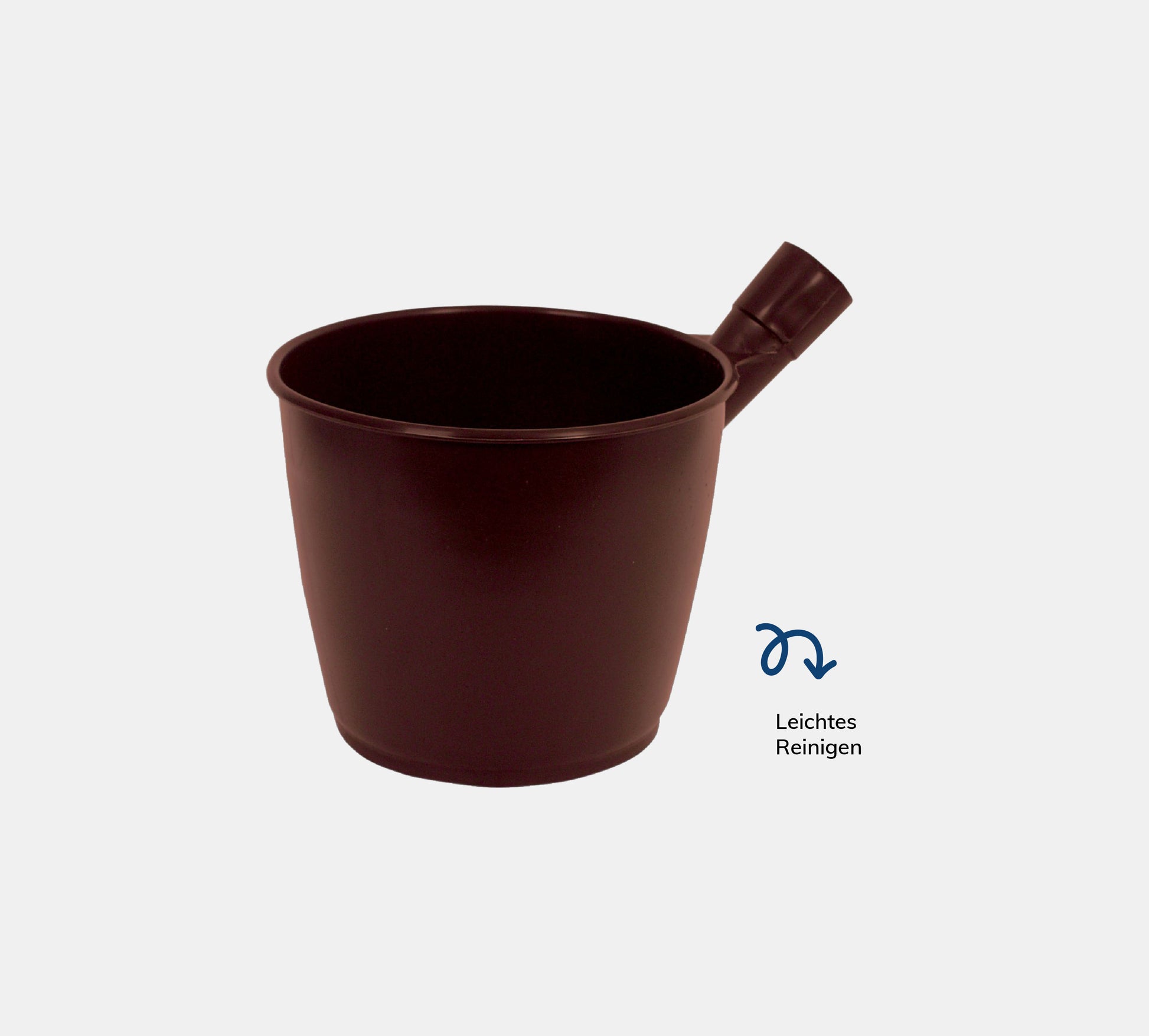 Schöpfeimer in braun auf grauem Hintergrund