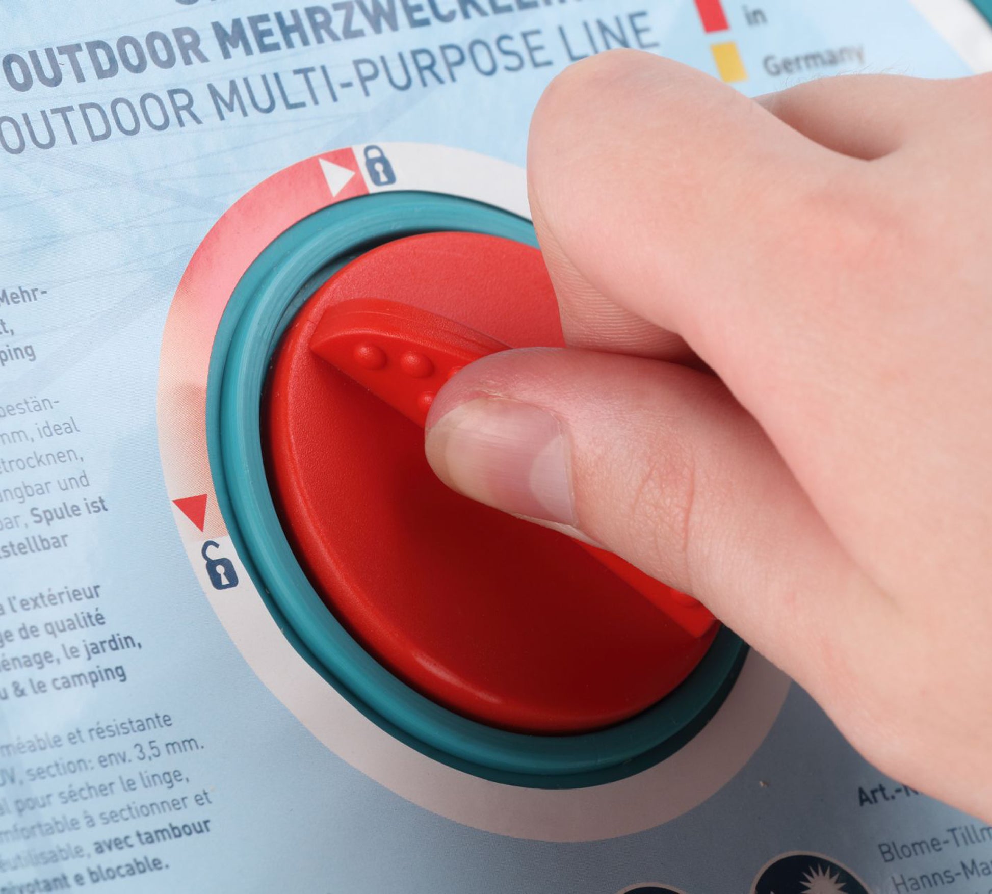 Nahaufnahme einer Hand an der Blome Outdoor Mehrzweckleine
