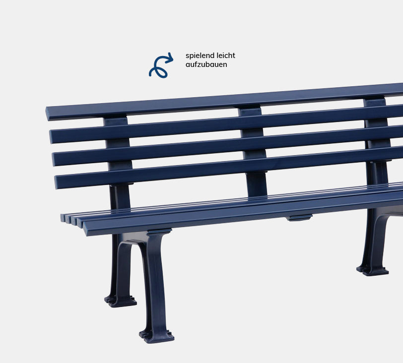 Sylt 3 Sitzer – Bank aus hochwertigem Kunststoff in Stahlblau mit Rückenlehne, platziert auf einem neutralgrauen Hintergrund
