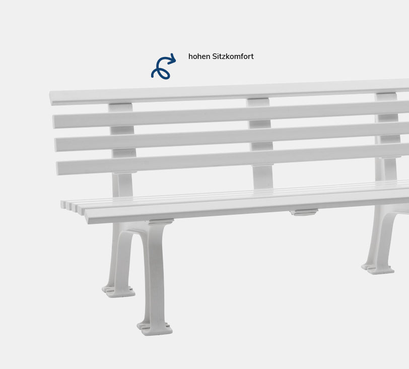 Sylt – Bank aus hochwertigem Kunststoff in Weiß mit Rückenlehne, platziert auf einem grauen Hintergrund