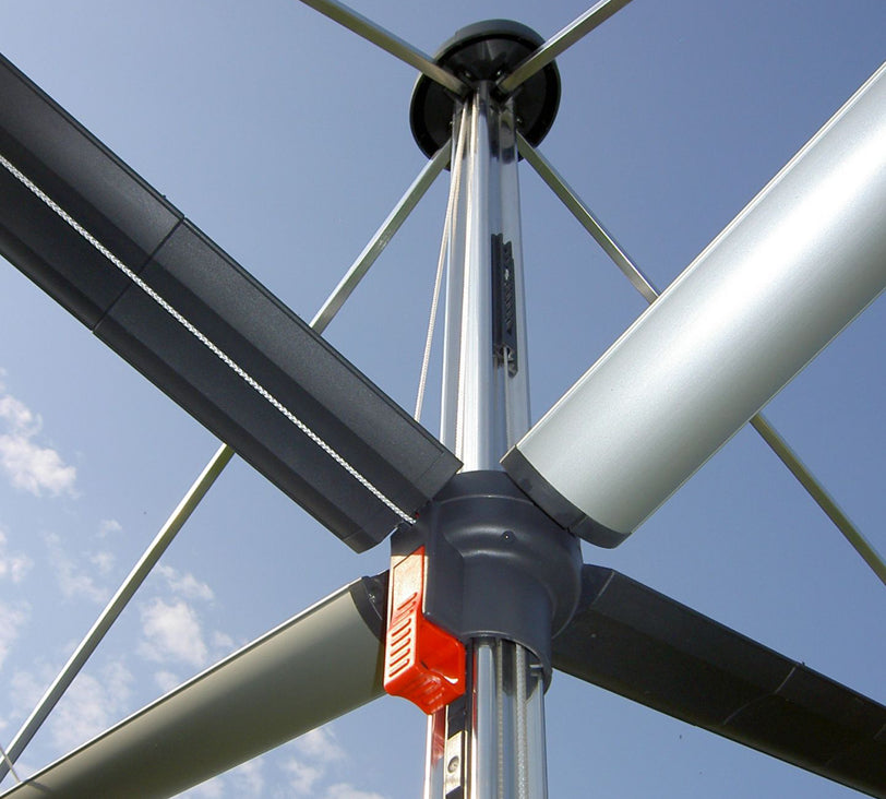 Detailshoot Generalüberholte Duomatic – Wäschespinne aus Aluminium mit 4 Leinenarmen, Nahansicht der Zugautomatik