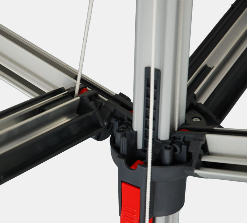 Generalüberholte Duomatic – Wäschespinne aus Aluminium mit 4 Leinenarmen, Nahansicht der Zugautomatik