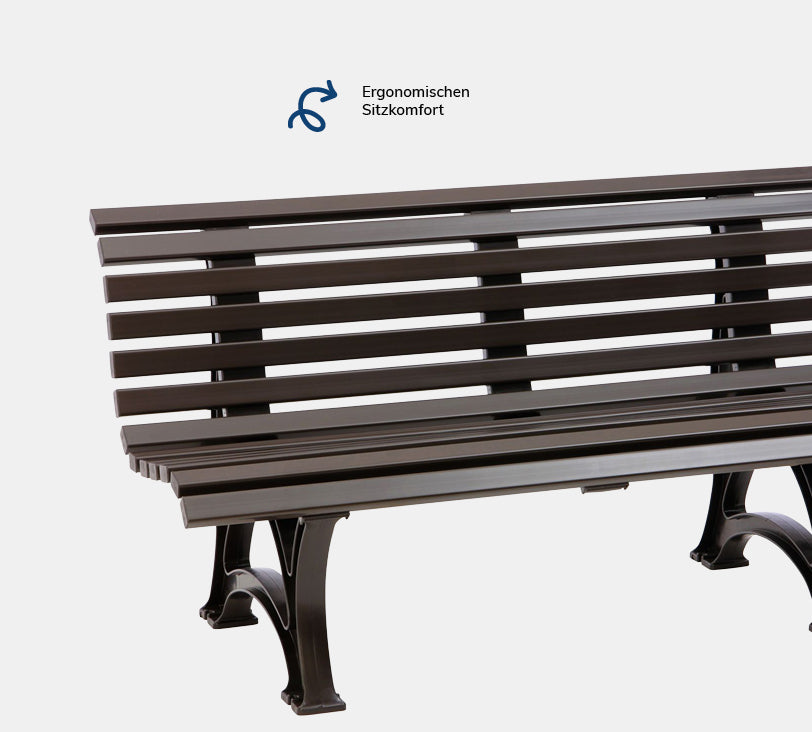 Helgoland 3  Sitzer – Bank aus hochwertigem Kunststoff in schokoladenbraun mit Rückenlehne, platziert auf einem neutralgrauen Hintergrund