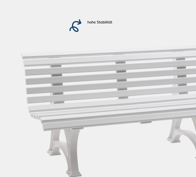 Sylt 3 Sitzer – Bank aus hochwertigem Kunststoff in Weiß mit Rückenlehne, platziert auf einem grauen Hintergrund